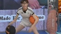 賣籃球的女主播運(yùn)球讓人破防 小嫂子腿挺白的動(dòng)態(tài)圖