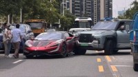 我剛提的車？仰望U8撞上仰望U9 網(wǎng)友:UU相抱何時(shí)了